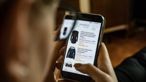 mulher comprando roupas online