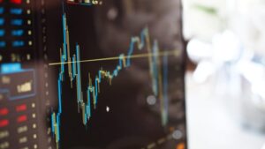 Foto de banco frio de imagens mostra a tela de um monitor com a variação de possíveis indicadores econômicos