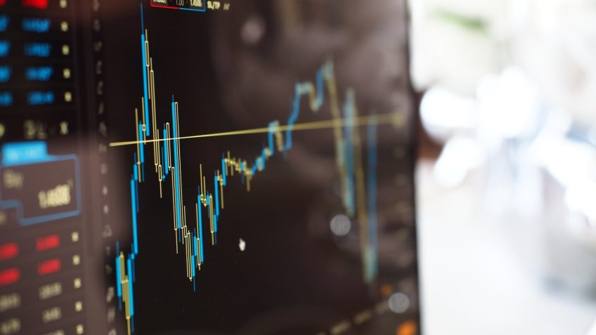 Foto de banco frio de imagens mostra a tela de um monitor com a variação de possíveis indicadores econômicos