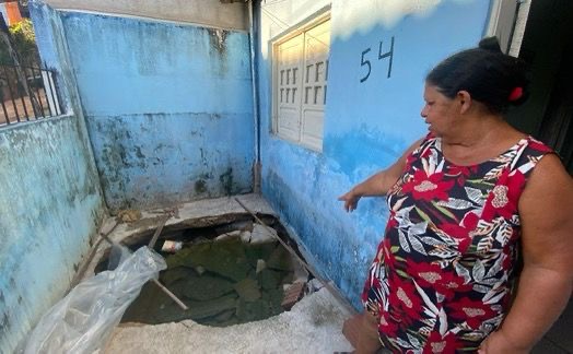 “Há dias que não durmo”: Cratera na porta de casa assusta moradora de Bebedouro