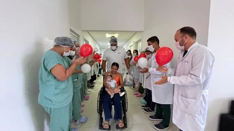 Bebê com síndrome rara recebe alta do Hospital da Criança de Alagoas após mais de 200 dias internada