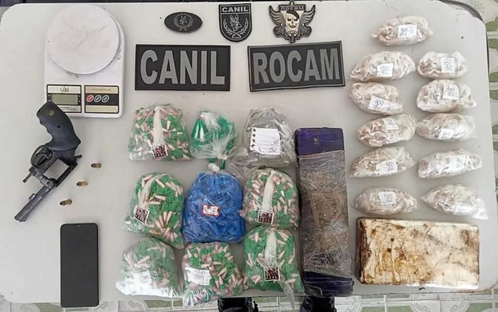 Polícia apreende quase 4 kg de drogas e revólver após abordar jovem